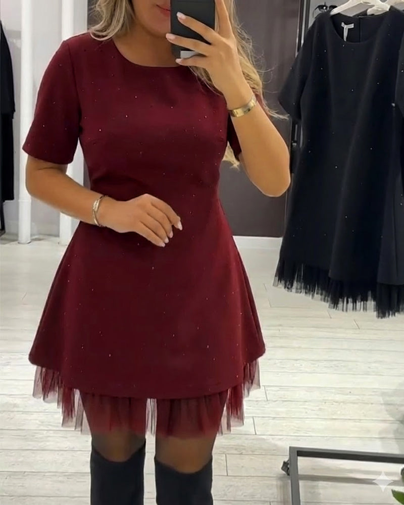 Eleganta, sijoča, mrežasta obleka z učinkom patchworka