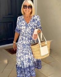 Sukienka z nadrukiem i dekoltem w serek, elegancka i stylowa