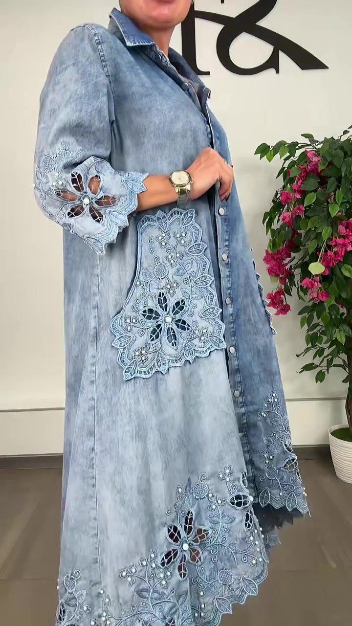 Elegancka sukienka damska z haftowanym kołnierzykiem i dżinsami