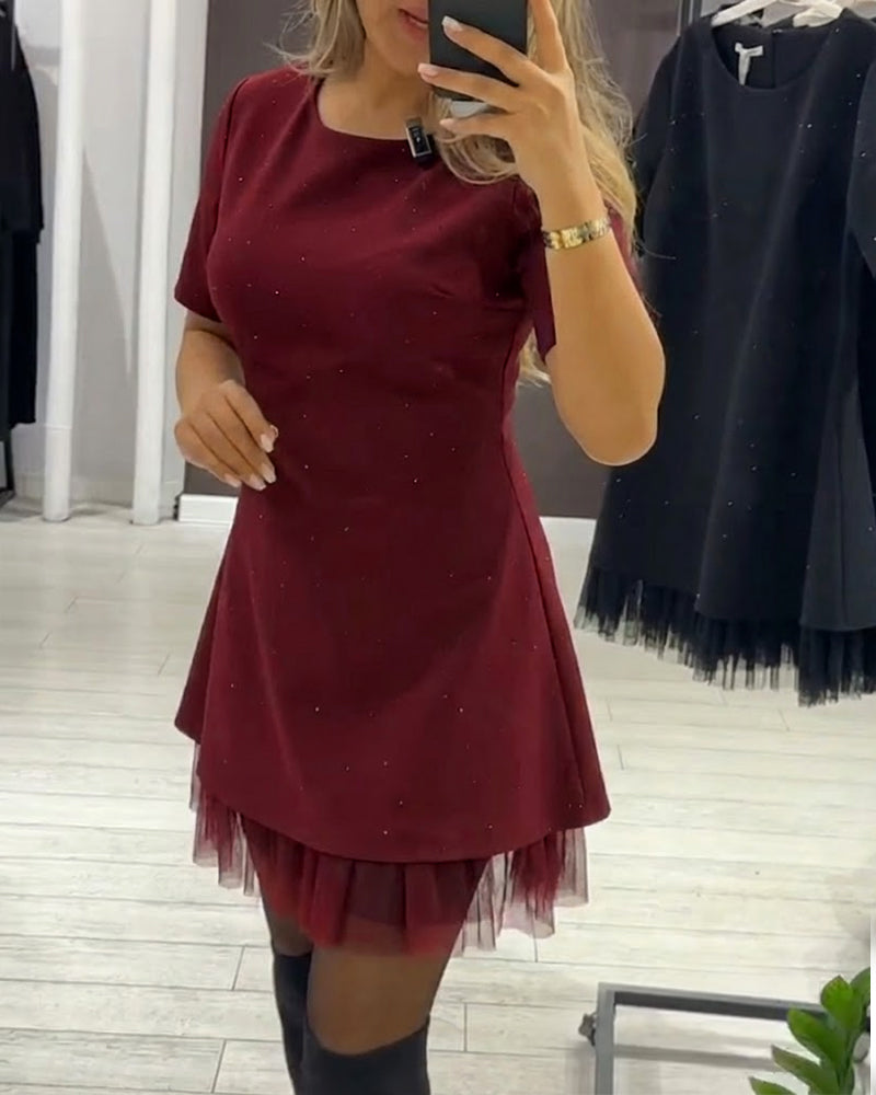 Eleganta, sijoča, mrežasta obleka z učinkom patchworka