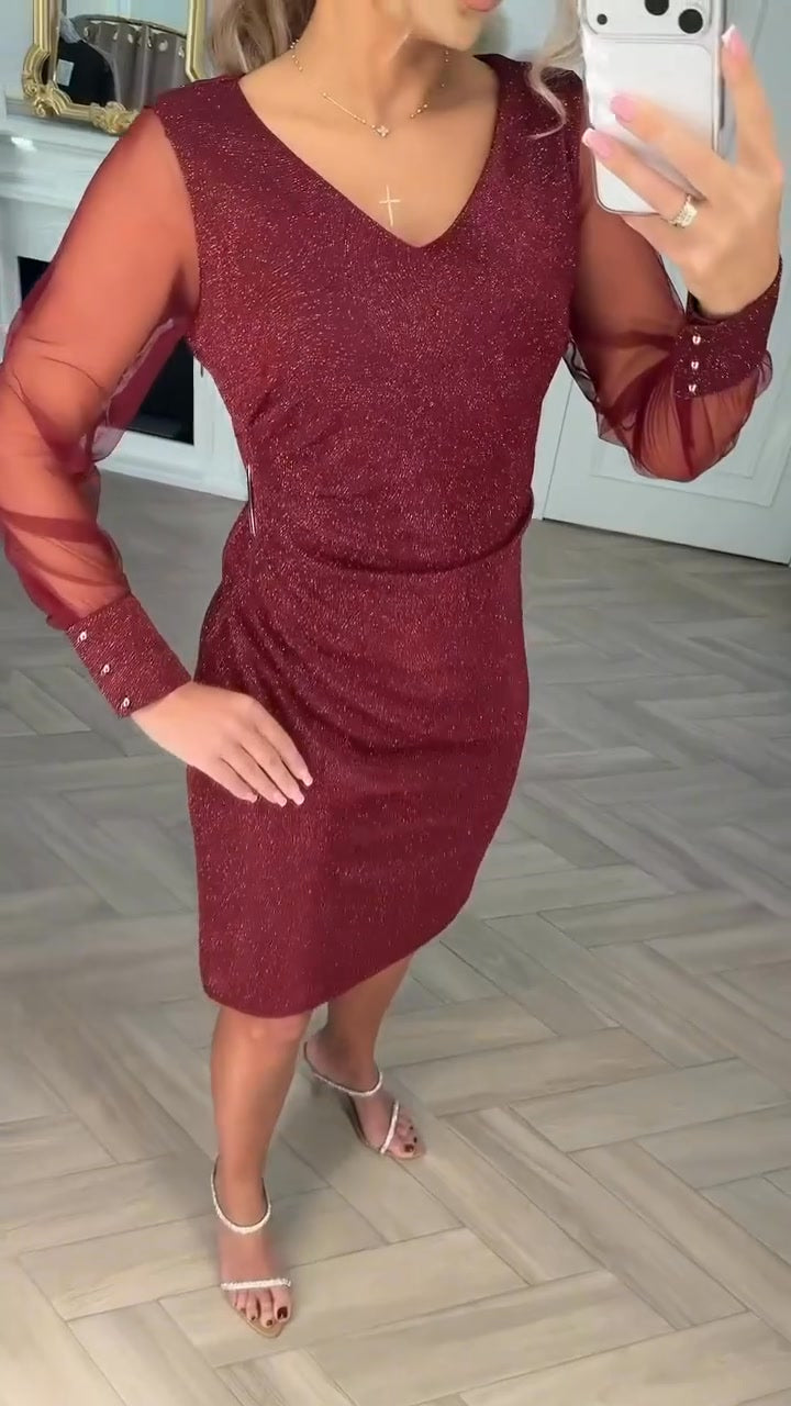 Fényes ruha V-alakú nyakkivágással és patchwork részletekkel