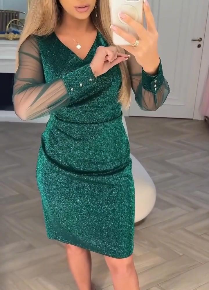 Fényes ruha V-alakú nyakkivágással és patchwork részletekkel