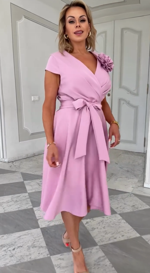 Sukienka bez rękawów z dekoltem w serek i trójwymiarowymi kwiatami, podkreślająca talię