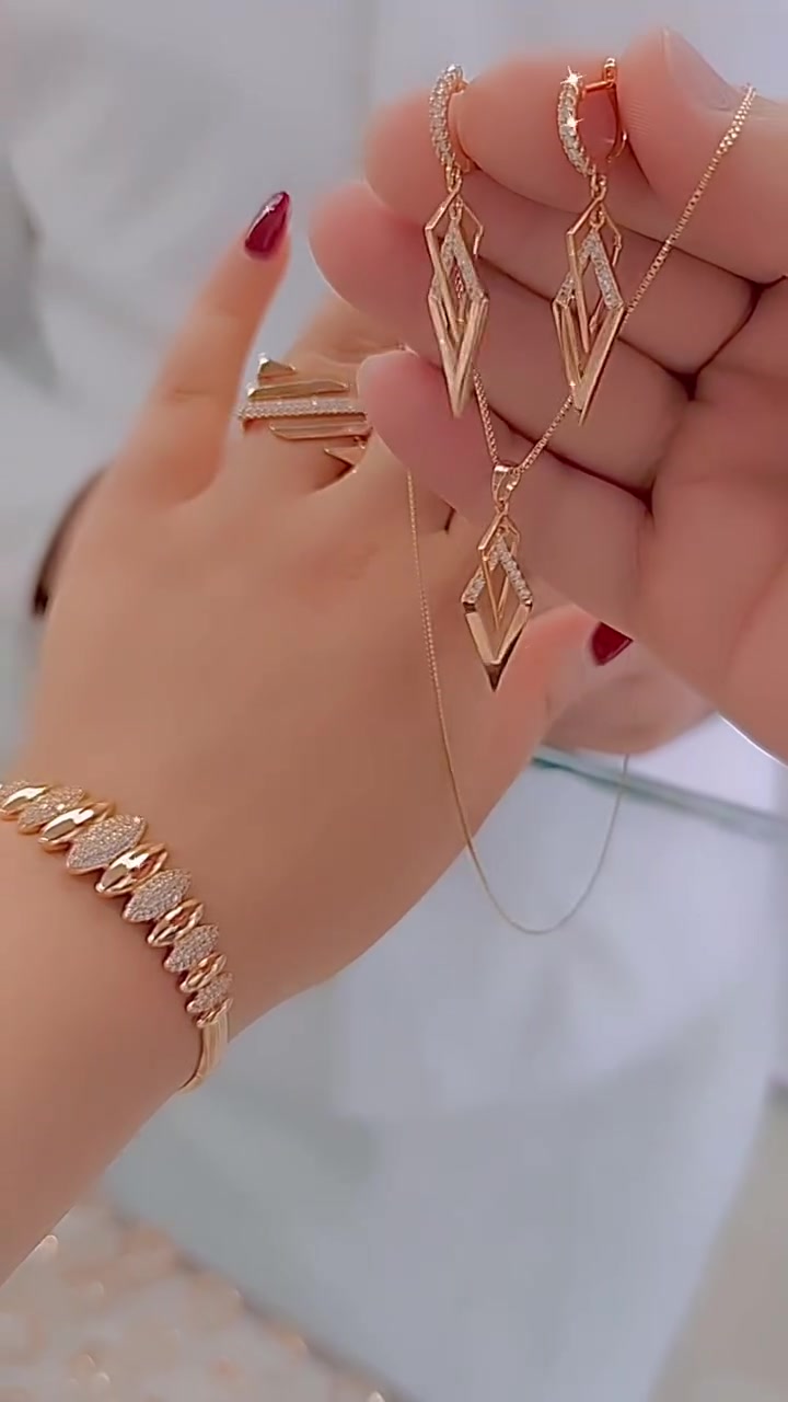 Стилен и универсален комплект, състоящ се от три части: гривна, пръстен и колие.