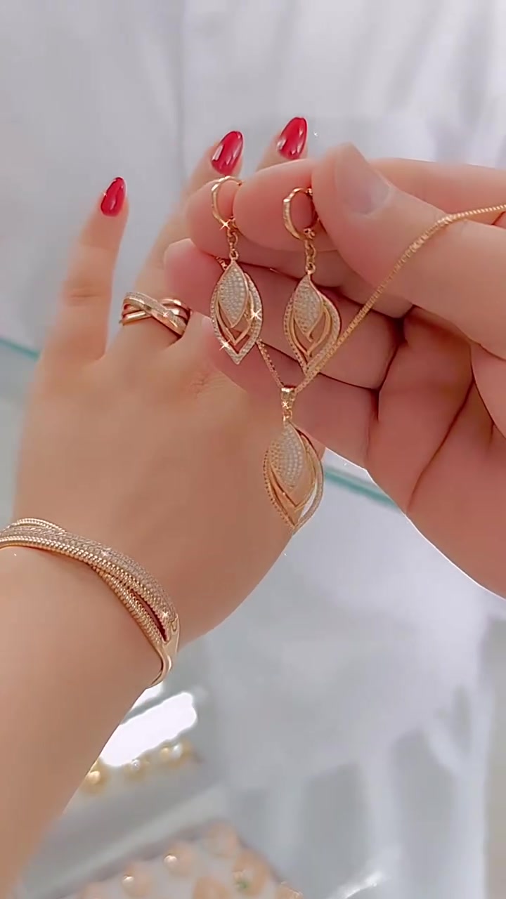 Стилен и универсален комплект, състоящ се от три части: гривна, пръстен и колие.