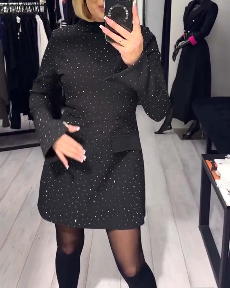 Elegancka, błyszcząca sukienka damska