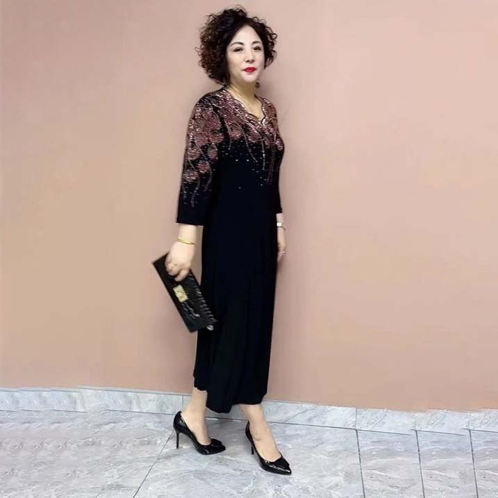 Елегантни дамски рокли с блестящо деколте