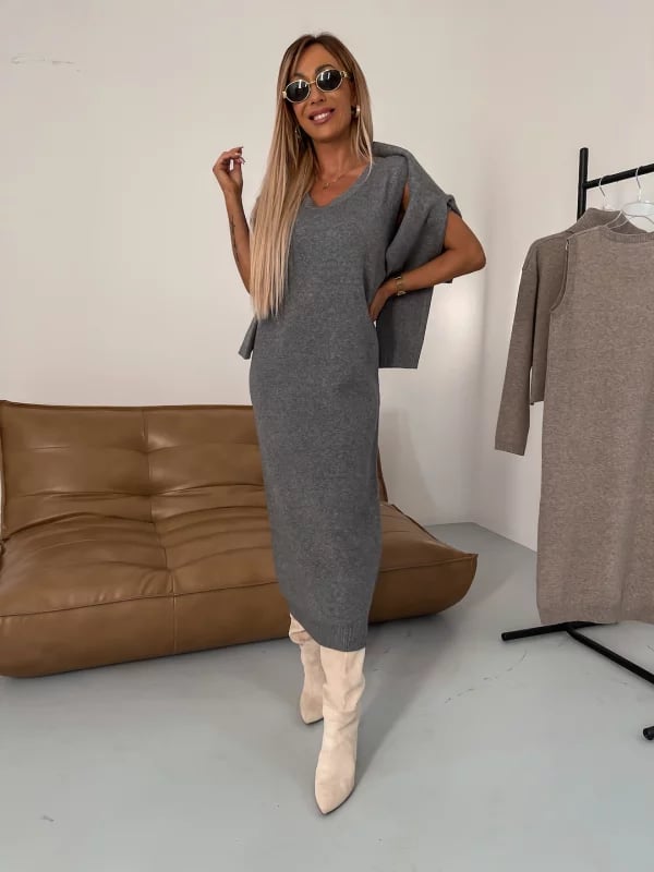 Elegancka i pewna siebie - Dzianinowa sukienka w komplecie